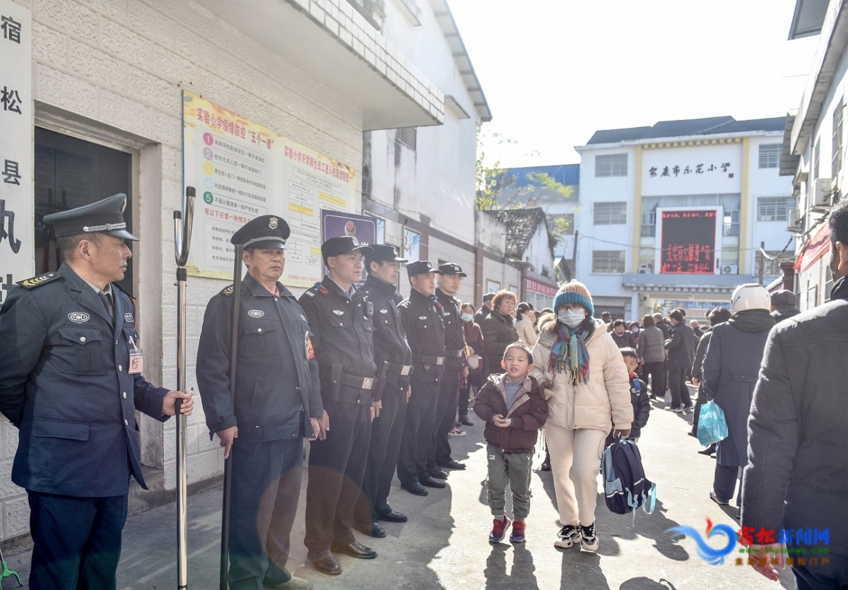 實驗小學(xué)護學(xué)安全崗執(zhí)勤人員在維護放學(xué)秩序.JPG
